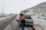 ببینید| تصاویری از تلاش راهداران؛ امدادرسانی به خودروهای در راه مانده در استان خراسان جنوبی