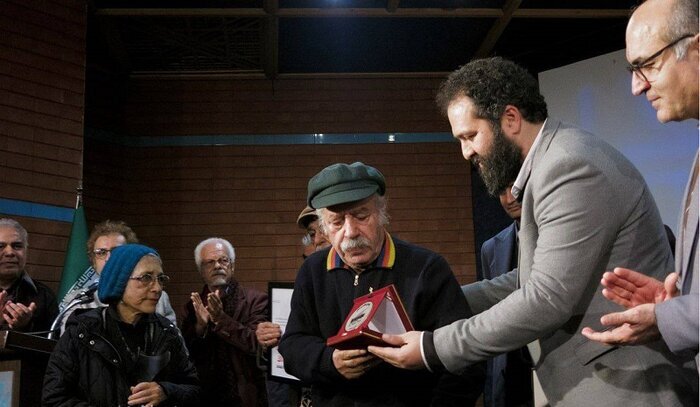 اهدای مدالیوم به ۲ هنرمند پیشکسوت/درددل‌های بهزاد فراهانی در «شب نمایشنامه‌نویس»