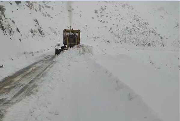 ویدئو | عملیات برف روبی در سه راهی شهداء محور نوسود و نودشه با تلاش راهداران شهرستان پاوه، استان کرمانشاه