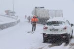 ویدئو|️امدادرسانی در میان برف و کولاک به مردم در محور نهاوند ـــ نور آباد گردنه گرین