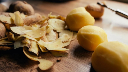 پوست سیب‌زمینی را دور نریزید! راهکاری جادویی برای تقویت گل‌ها و گیاهان