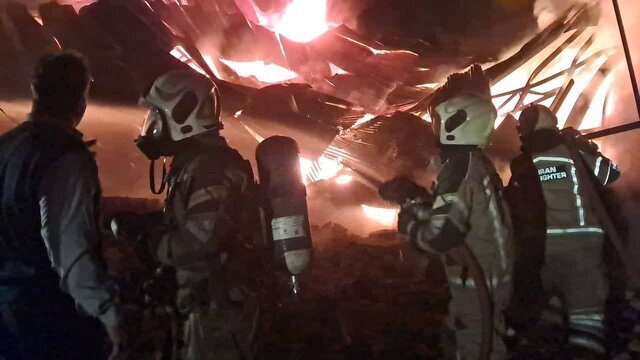 آتشسوزی گسترده در انبارها و کارگاههای جاده ساوه + تصاویر آتشسوزی گسترده در انبارها و کارگاههای جاده ساوه + تصاویر