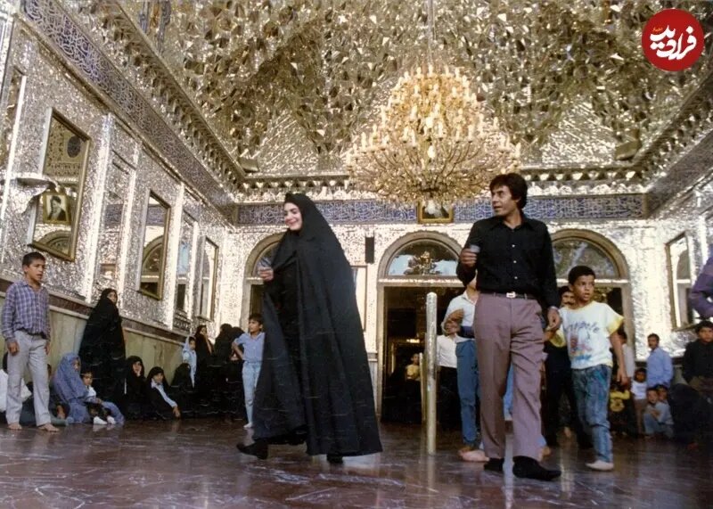 بیتا فرهی، ۳۱ ساله در کنار خسرو شکیبایی در حرم شاهعبدالعظیم؛ سال ۱۳۶۸/ عکس بیتا فرهی، ۳۱ ساله در کنار خسرو شکیبایی در حرم شاهعبدالعظیم؛ سال ۱۳۶۸/ عکس