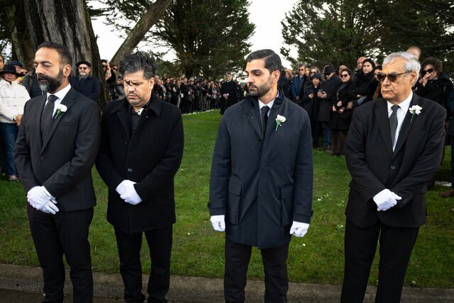 تصاویری تازه از خاکسپاری بهرام بیضایی تصاویری تازه از خاکسپاری بهرام بیضایی