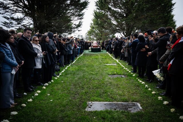 تصاویری تازه از خاکسپاری بهرام بیضایی تصاویری تازه از خاکسپاری بهرام بیضایی