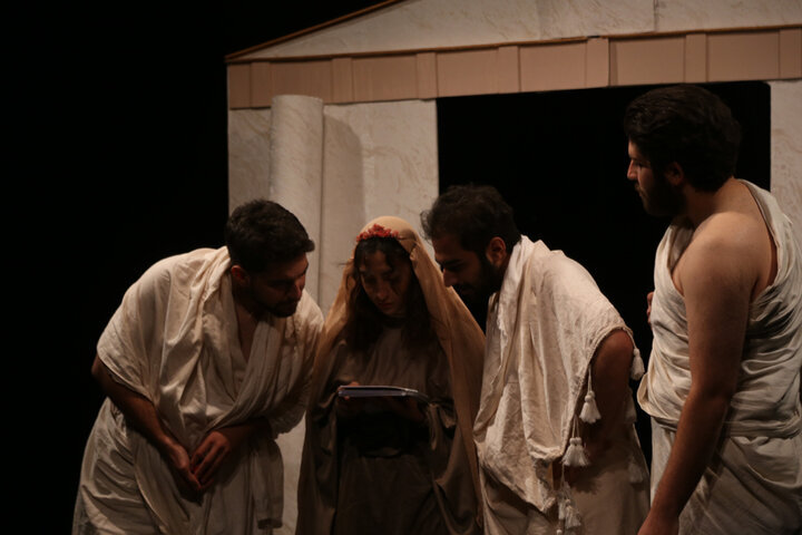 کارگردانی که تبدیل به دلقک شد؛ گفتند از پس اجرای این نمایش برنمیآیی! کارگردانی که تبدیل به دلقک شد؛ گفتند از پس اجرای این نمایش برنمیآیی!