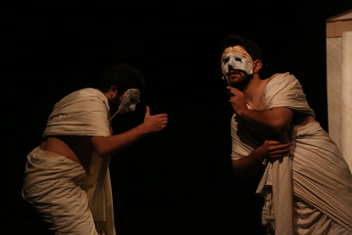 کارگردانی که تبدیل به دلقک شد؛ گفتند از پس اجرای این نمایش برنمیآیی! کارگردانی که تبدیل به دلقک شد؛ گفتند از پس اجرای این نمایش برنمیآیی!