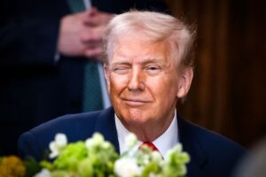 ادعای جدید ترامپ درباره مذاکره با ایران/ با افراد مناسب صحبت می‌کنیم