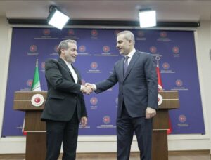 ادعای جنجالی آنکارا درباره موشک‌ها / واکنش عراقچی به نقض حریم هوایی ترکیه