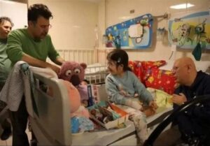 جناب خان به عیادت کودکان مجروح جنگ رفت