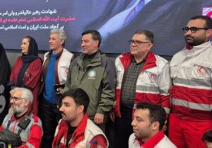 فریبا کوثری و سیروس همتی در جمع امدادگران هلال احمر