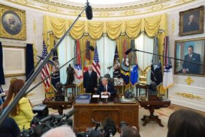 ترامپ: به زودی ایران را ترک می‌کنیم