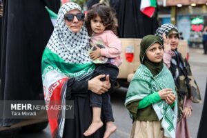 تهران زیر آتش بود اما چراغ یک خانه روشن ماند