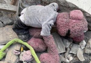 دلنوشته «جناب‌خان» برای صاحب عروسک جامانده در آوار جنگ