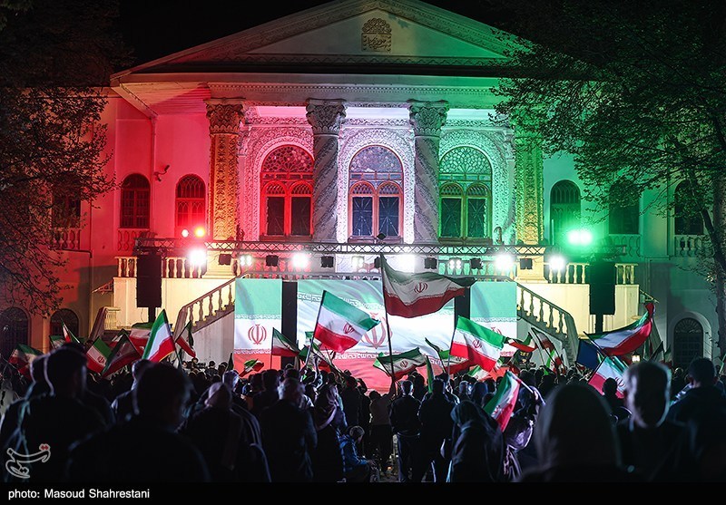 پاتوق هنرمندان در باغ فردوس؛ شبی پرنور با چای، موسیقی و روایت هنرمندان ,