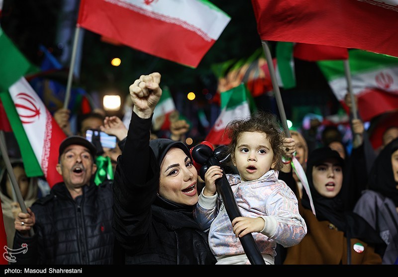 پاتوق هنرمندان در باغ فردوس؛ شبی پرنور با چای، موسیقی و روایت هنرمندان ,