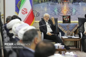 عارف: جامعه ایرانی همچنان بر پایه هویت فرهنگی و دینی خود ایستاده است